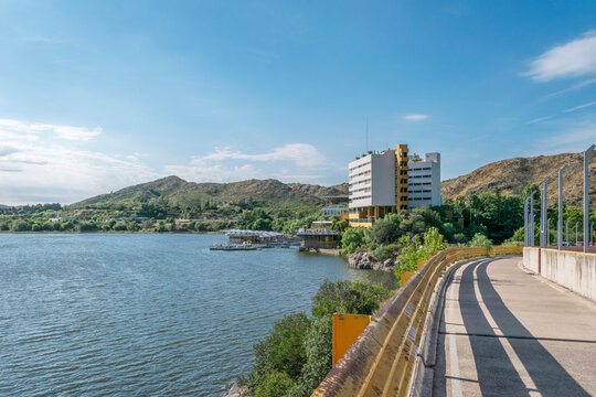 
We are looking at a beautiful image of Lake Potrero de los Funes and the five-star hotel that surrounds it, a magical place with calm waters and beautiful hills in San Luis Argentina.