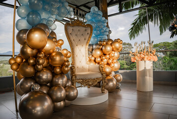 decoración de fiestas con globos de colores - foto de stock 