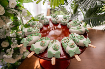 bandeja de postres en decoración de bodas - foto de stock