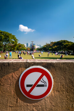  Fotograf&iacute;a de un cartel de &ldquo;Zona Libre de Humo&rdquo; en un espacio p&uacute;blico