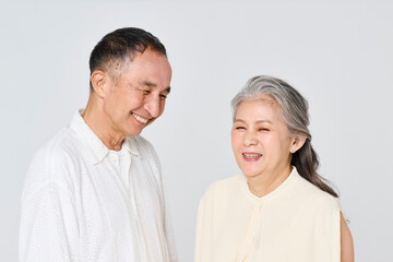 仲良く微笑むシニア夫婦のポートレート
