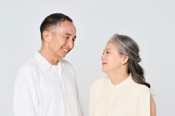 仲良く微笑むシニア夫婦のポートレート
