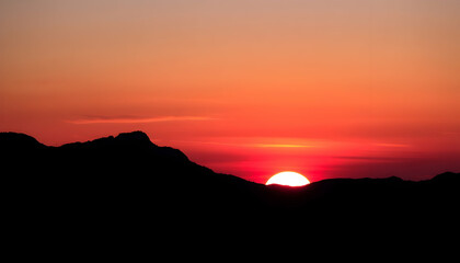 Obraz premium Fiery Sunset Over Majestic Mountains A Stunning Natural Landscape
