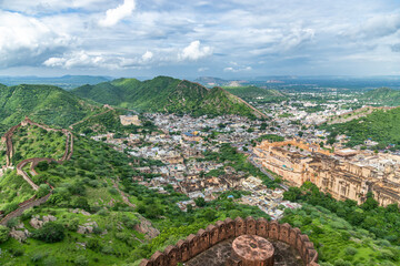 Fototapeta premium The view from Jaigarh Fort overlooks Amer Fort in Jaipur, the capital of Rajasthan, India, offering a stunning panorama of its historic architecture and surrounding landscapes.