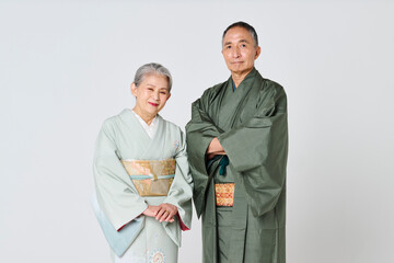仲良く微笑む着物を着たシニア夫婦