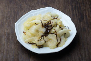 セロリと塩昆布のごま油和え
