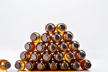 白い背景に山積みの栄養補給ドリンク　