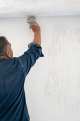 hombre pintando pared de blanco con brocha