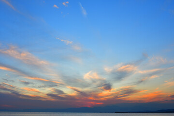 美しい色に輝く夕焼け空と相模湾