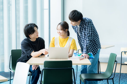 オフィスで働くビジネスパーソン【撮影協力:スカパー東京メディアセンター】	