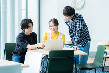 パソコンを見ながら話す学生たち【撮影協力:スカパー東京メディアセンター】	