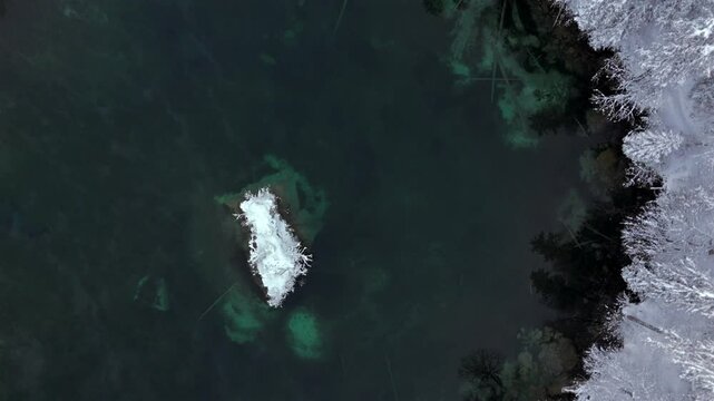 Badersee kleiner Bergsee in Grainau bei Garmisch-Partenkirchen, Deutschland Luftaufnahme im Winter. Mountain lake in Greinau with crystal-clear water of emerald green color, aerial view in winter. 