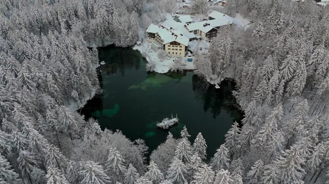 Badersee kleiner Bergsee in Grainau bei Garmisch-Partenkirchen, Deutschland Luftaufnahme im Winter. Mountain lake in Greinau with crystal-clear water of emerald green color, aerial view in winter. 