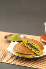 和風背景に抹茶どら焼き