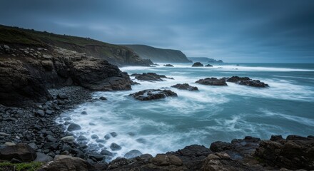 Obraz premium Serene coastal landscape at dusk with crashing waves and rocky shores