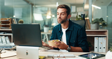 Obraz premium Eating, research or man on laptop in office for editor feedback, news publication or article review. Salad, night or journalist with food meal at media agency for story check, editing or proofreading