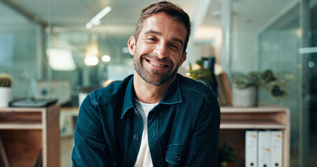 Obraz premium Creative man, portrait and smile in office with night, overtime and writer at publishing agency. Project, journalist professional and deadline for news article, reporter and employee in workplace