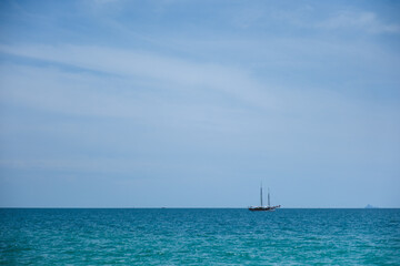 Obraz premium Sea and boat view with blue sky background