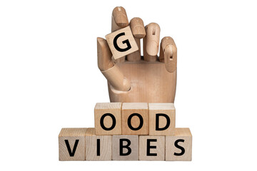 sztuczna ręka układająca z klocków napis: GOOD VIBES