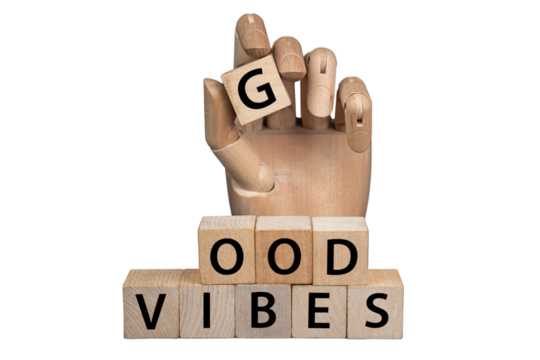 sztuczna ręka układająca z klocków napis: GOOD VIBES - Powered by Adobe
