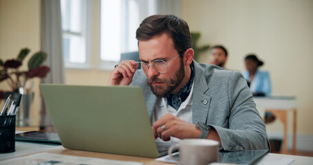 Obraz premium Business man, confused and doubt with laptop for account review, client portfolio management or investment mistake. Financial advisor, coworking office or solution with risk tolerance or tax planning