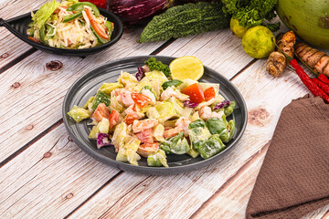 Salad with prawn and vegetables