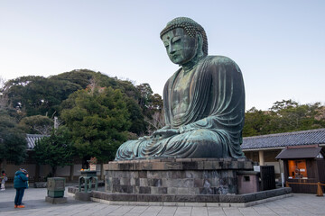 夕暮れの鎌倉大仏と祈る人　【国宝　銅造阿弥陀如来坐像】　Great Buddha of Kamakura　（神奈川県鎌倉市長谷　高徳院）