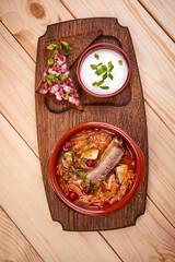 ribs with cabbage and sauce
