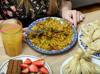 Obfita uczta z daniami kuchni azjatyckiej, kuchnia orientalna ryż curry