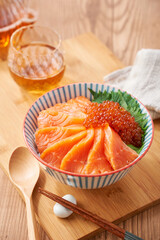 サーモンいくら丼 – 新鮮なサーモンといくらの海鮮丼