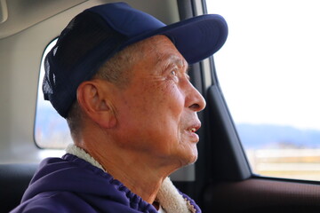 逆走や危険運転に直面して驚くシニアドライバー 車内の様子