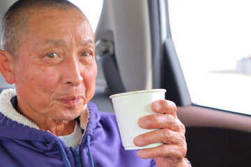 シニア男性、コーヒを飲む