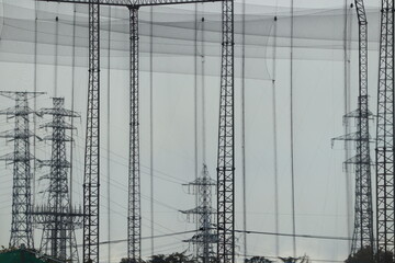 電力インフラと防護ネット 工業的で不思議な都市景観