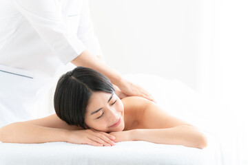 Fototapeta premium エステを受ける若い女性