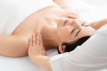 エステを受ける若い女性