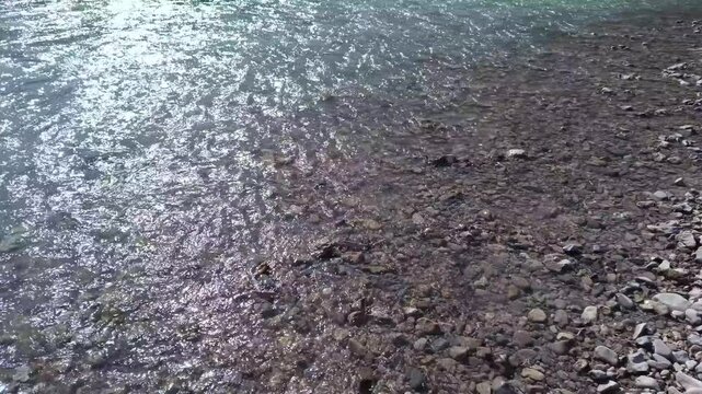 bord d'une rivi&egrave;re, eau avec un faible courant