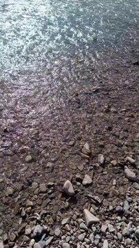bord d'une rivi&egrave;re, eau avec un faible courant