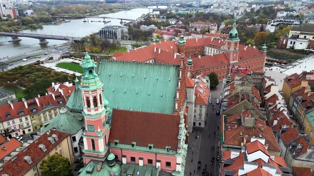 Warszawa - Polska - widok z drona na star&oacute;wkę i wieżowce w centrum miasta