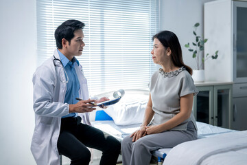 Obraz premium A doctor is talking to a woman in a hospital room
