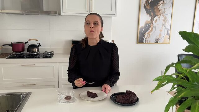 Mulher comendo bolo em cozinha branca 