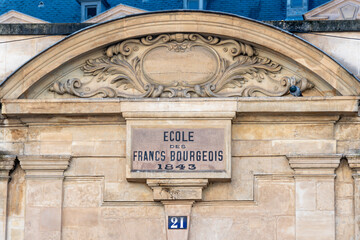 Enseigne à l'entrée de l'école des Francs Bourgeois - La Salle, établissement d'enseignement privé comportant école élémentaire, collège et lycée dans le 4ème arrondissement de Paris, France