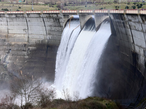 Embalse del Pont&oacute;n alto, desembalsando agua por las fuertes lluvias, en Palazuelos de Eresma, Segovia, Castilla y Le&oacute;n, Espa&ntilde;a