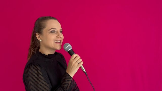 Mulher cantando com microfone 