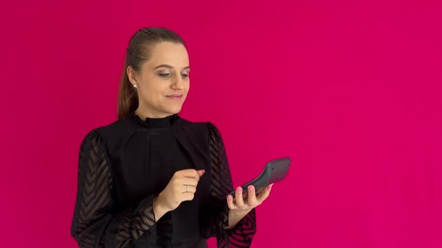 Mulher contabilista fazendo calculos com calculadora 