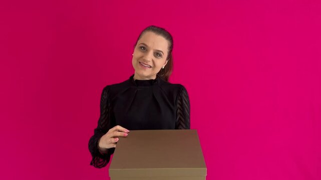 Mulher com caixa de presente 
