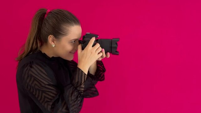 Mulher segura camera fotografica 