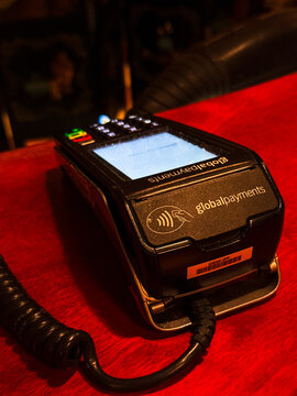 Gros plan d'une machine de paiement NFC. Concept de technologie NFC.