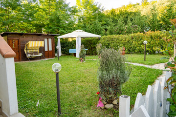 giardino di casa in toscana con gazebo
