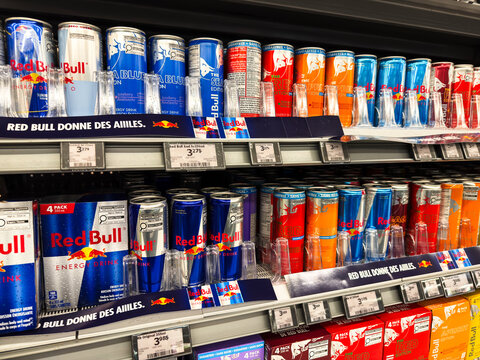 &Eacute;tag&egrave;res avec des canettes de Red Bull dans l'hypermarch&eacute;.