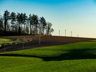 Obraz premium Alte Strommasten in Hügellandschaft